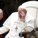 El Papa Francisco estable y con «un poco de fiebre» tras hospitalización por bronquitis