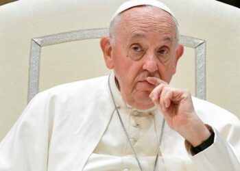 Papa Francisco muestra mejoría y se levanta de la cama en medio de tratamiento por neumonía