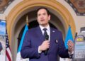 El Secretario de Estado de EE.UU., Marco Rubio, habla después de un recorrido por un centro de retorno de migrantes y una demostración de un perro entrenado para olfatear narcóticos, en el Aeropuerto Internacional La Aurora en Ciudad de Guatemala, 5 de febrero de 2025. Mark Schiefelbein/Pool vía REUTERS Imagen: 1/2