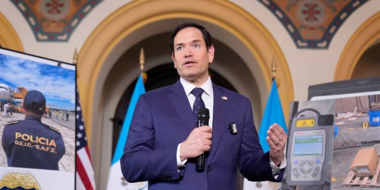 El Secretario de Estado de EE.UU., Marco Rubio, habla después de un recorrido por un centro de retorno de migrantes y una demostración de un perro entrenado para olfatear narcóticos, en el Aeropuerto Internacional La Aurora en Ciudad de Guatemala, 5 de febrero de 2025. Mark Schiefelbein/Pool vía REUTERS Imagen: 1/2