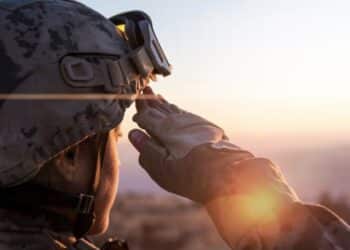 Juez activista bloquea orden ejecutiva que prohibía a personas transgénero servir en el ejército