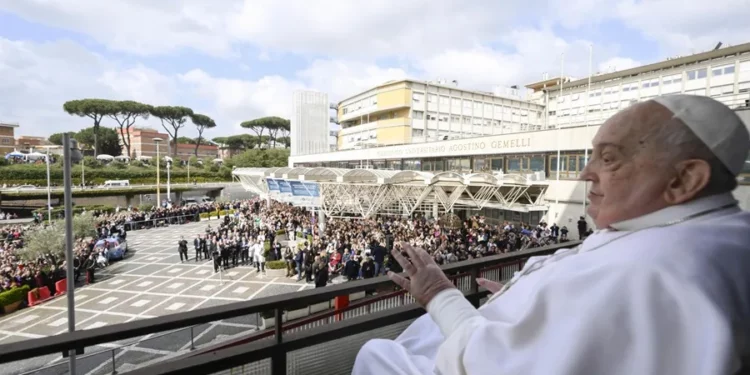 El médico que trató al papa Francisco: «Tuvimos que elegir entre dejarlo ir o probar con todo»