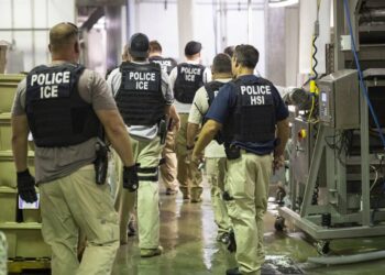 Arrestan a hombre por amenazas terroristas contra agentes de ICE y la Secretaria Kristi Noem en redes sociales