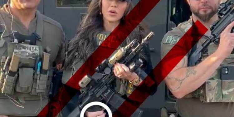Kristi Noem bajo críticas: Posó de forma irresponsable con un rifle M4
