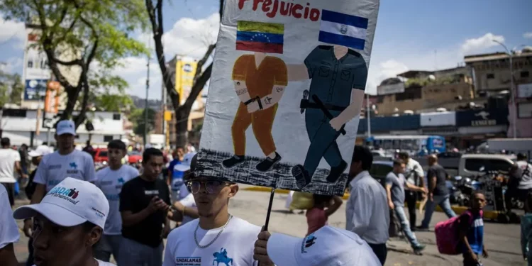 Una jueza en EE.UU. detiene la deportación a El Salvador de un centenar de venezolanos