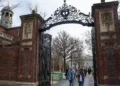 No habrá nuevas becas para Harvard, según la secretaria de Educación