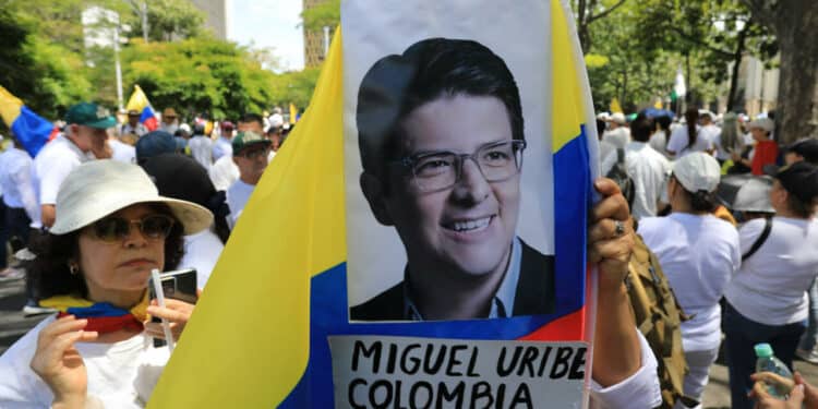 El senador colombiano Uribe Turbay sigue en «máxima gravedad», según un nuevo parte médico