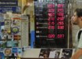 El euro continúa debilitándose frente al dólar por la guerra en Oriente Medio