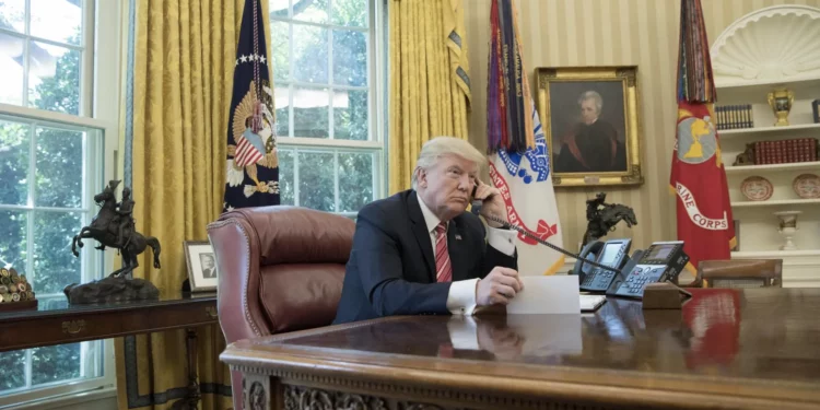 Trump y el presidente chino hablan por teléfono para apaciguar sus fricciones comerciales