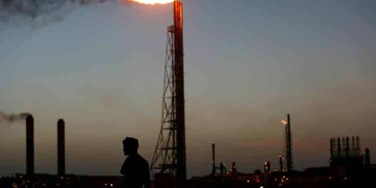 Reuters: La segunda refinería más grande de Venezuela paralizada por un apagón, según fuentes