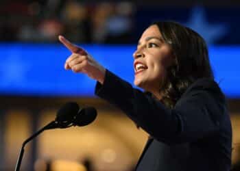 AOC, bajo investigación federal por emplear a inmigrantes ilegales y ayudar a otros a evadir el ICE