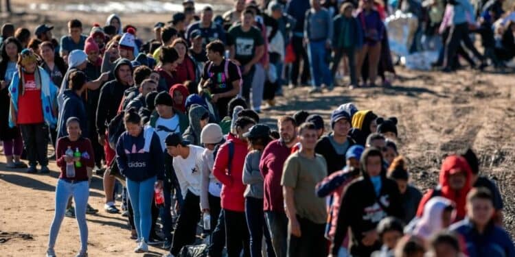 Los migrantes dan la vuelta: miles retornan desilusionados del “sueño americano”