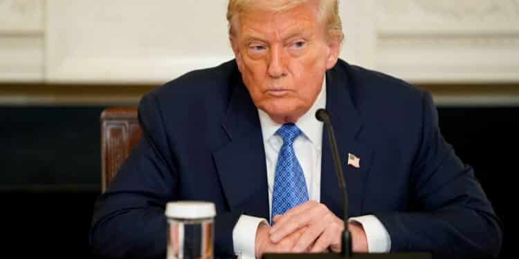 Trump analiza invitar a Zelenski a su encuentro con Putin en Alaska, según medios