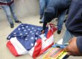 Trump firma orden ejecutiva para castigar la quema y “profanación” de la bandera estadounidense
