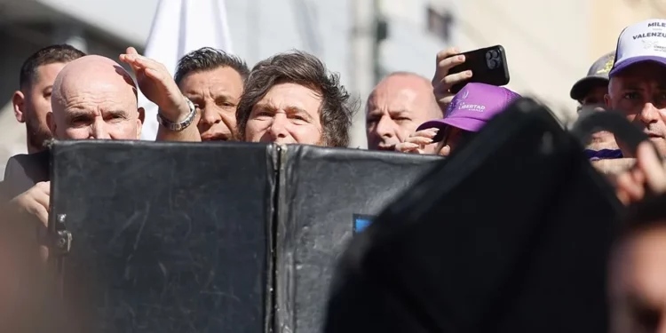 Javier Milei es evacuado de un acto electoral por incidentes con manifestantes opositores