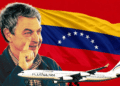 José Luis Rodríguez Zapatero junto a la bandera de Venezuela y un avión de Plus Ultra