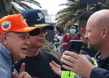 El ministro de Interior de Venezuela discute con un rescatista de Estados Unidos y le impide el paso a zonas críticas tras los terremotos que afectaron el estado La Guaira.