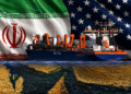 Banderas de Estados Unidos e Irán con un barco pasando por el estrecho de Ormuz