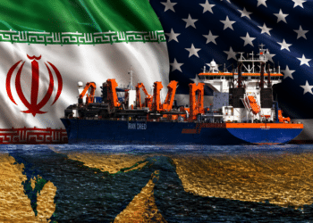 Banderas de Estados Unidos e Irán con un barco pasando por el estrecho de Ormuz