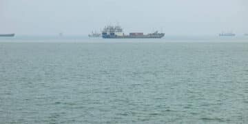 Barcos en el estrecho de ormuz