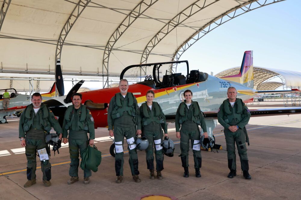 El rey Felipe junto a su hija Leonor en vuelo que completa su carrera militar. 