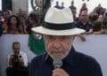 Lula Da Silva hablando por un micrófono en mitin político