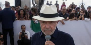 Lula Da Silva hablando por un micrófono en mitin político