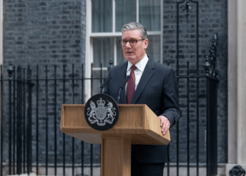 El primer ministro del Reino Unido, Keir Starmer, renunció a su cargo con discurso en Downing Street