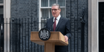 El primer ministro del Reino Unido, Keir Starmer, renunció a su cargo con discurso en Downing Street