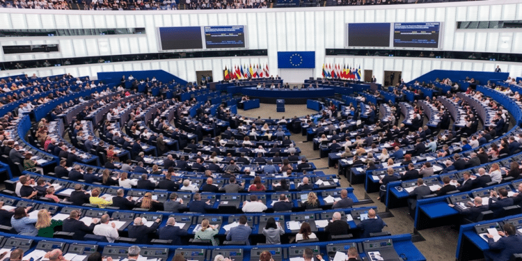 Parlamento Europeo aprueba plan de deportación de migrantes: ¿Imita a EE.UU.?