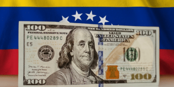 Venezuela podría volver a realizar negocios en el mercado internacional con el dólar.