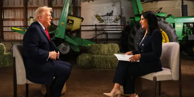 Un Trump molesto se arranca el micrófono y abandona una entrevista con NBC