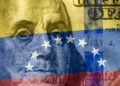 El presidente de Colombia, Gustavo Petro, habla frente a estudiantes sobre establecer el dólar en Venezuela.