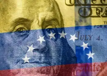 Imagen de un billete de 100 dólares con la bandera de Venezuela