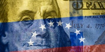 Imagen de un billete de 100 dólares con la bandera de Venezuela