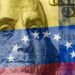 Imagen de un billete de 100 dólares con la bandera de Venezuela