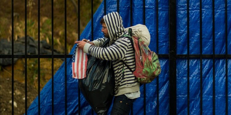 Un migrante latinoamericano caminando en la frontera mexicana.