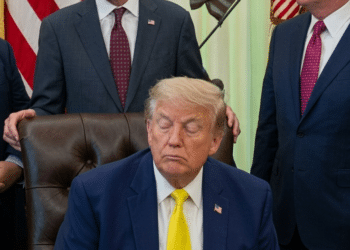 «Sleepy Trump»: el presidente de EE.UU es captado una vez más tomando siestas al estilo Biden