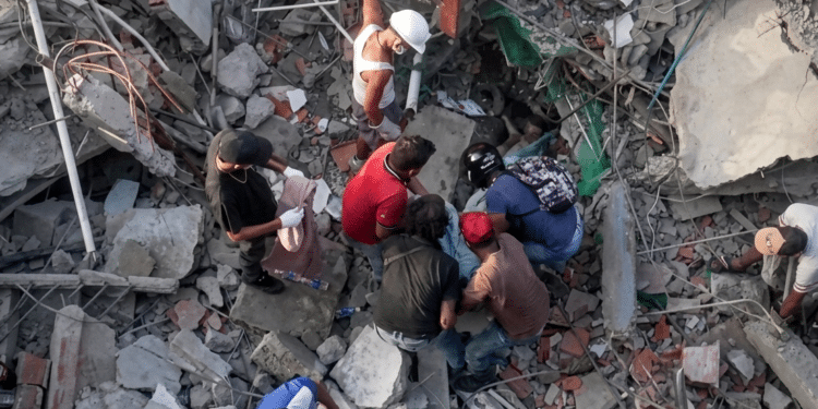 Los rescatistas intentan salvar más víctimas de los terremotos en Venezuela