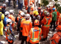 Rescatistas de varios países trabajan por salvar a personas atrapadas en edificios derrumbados en Venezuela tras terremotos