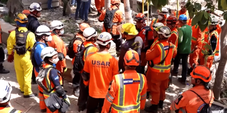 Rescatistas de varios países trabajan por salvar a personas atrapadas en edificios derrumbados en Venezuela tras terremotos
