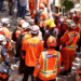 Rescatistas de varios países trabajan por salvar a personas atrapadas en edificios derrumbados en Venezuela tras terremotos