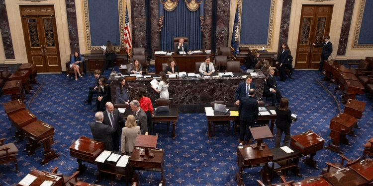 Senado aprueba una resolución para darle fin a la guerra en Irán.