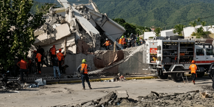 Rescatistas mantienen la búsqueda de sobrevivientes en Venezuela