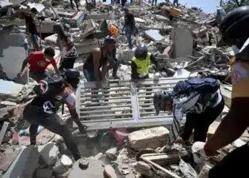 Venezolanos levantan los escombros en las zonas de emergencia en búsqueda de víctimas tras los terremotos