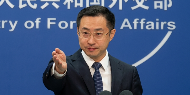 El gobierno de China negó estar interesado en las elecciones de EE.UU y pidió al presidente Trump moderarse.