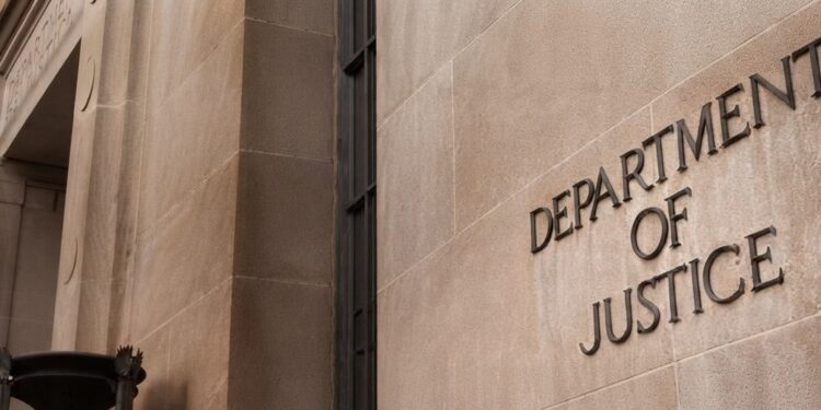 Departamento de Justicia presenta primer caso ante tribunal inactivo durante más de 20 años.