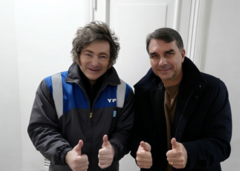 Flávio Bolsonaro se alista para la campaña por la presidencia de Brasil junto al apoyo de Javier Milei