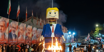 Manifestantes iraníes quemaron un muñeco de Trump durante funerales de Jamenei