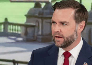J.D. Vance criticó al Patido Demócrata por llenar a Estados Unidos de inmigrantes mediante políticas inseguras.